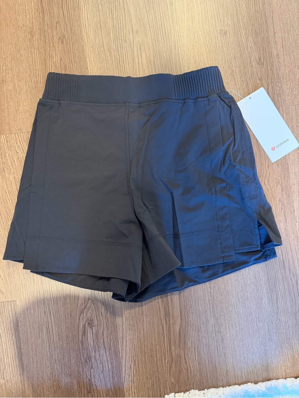 Lululemon stretch woven relaxed fit HR short 4”